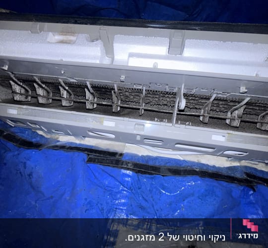 חלק פנימי של מזגן עם לכלוך על הסנפירים